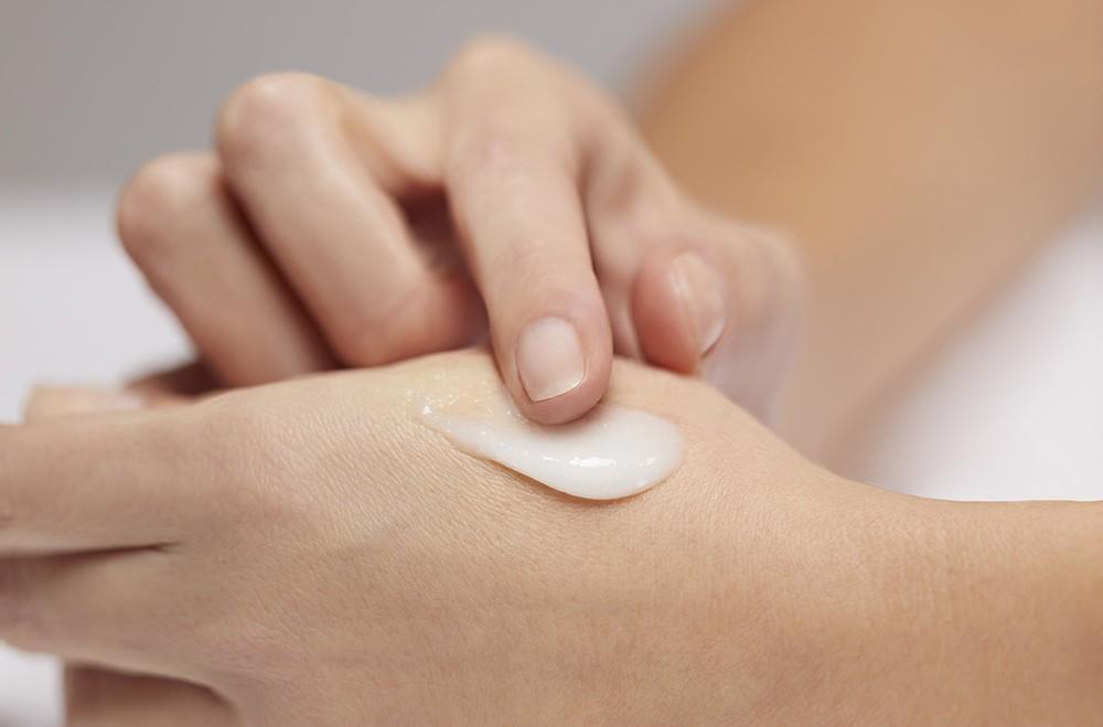 Exfoliate face: How to scrub your skin safely and remove dead cells